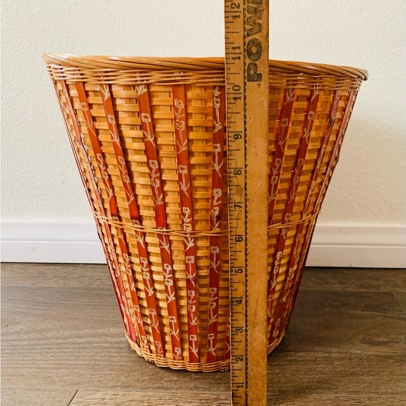 Handwoven light basket with red vertical striped pieces - Picture 2 of 9